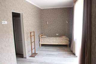 Отель Hotel Gergeti Степанцминда Трехместный номер с собственной ванной комнатой-4