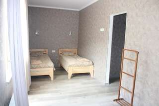 Отель Hotel Gergeti Степанцминда Трехместный номер с собственной ванной комнатой-1